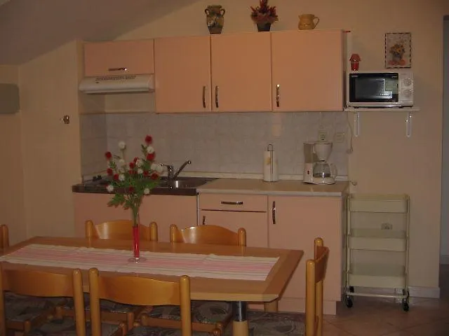 Mirjana 아파트 브르사르